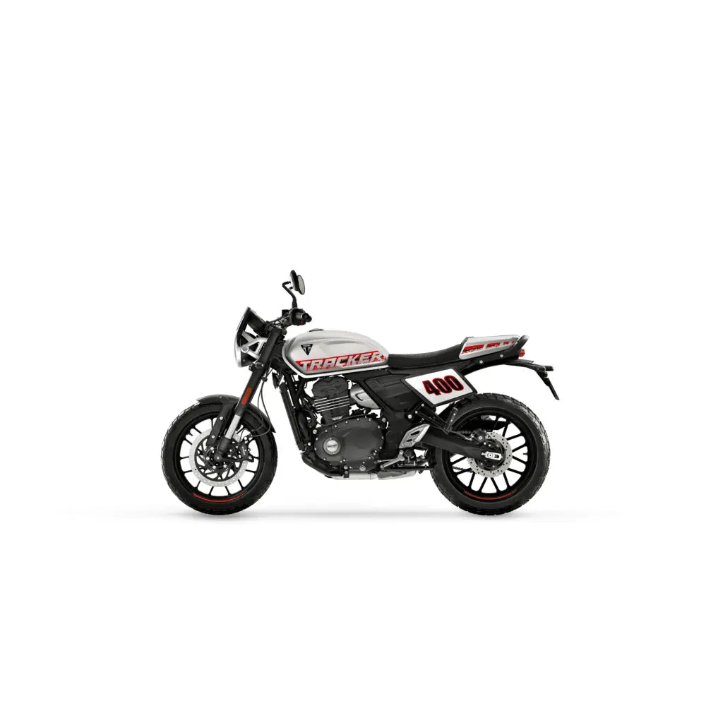 Hvit og svart triumph tracker 400 2026 med røde aksenter og moderne klassisk design på pirelli mt60 dekk