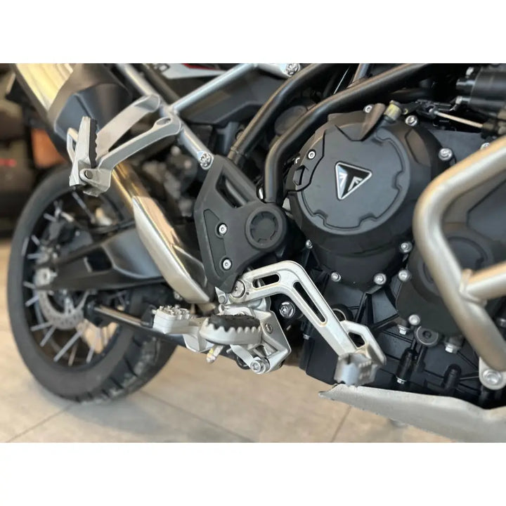 TwinPegs Triumph 900 Rally Pro - Leks Motor as