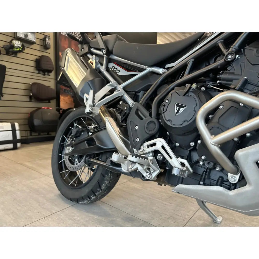 TwinPegs Triumph 900 Rally Pro - Leks Motor as