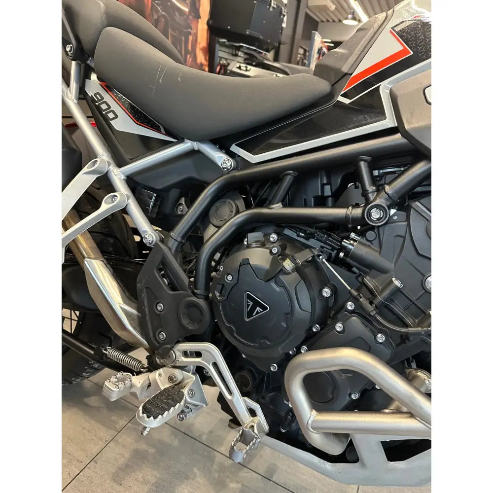 TwinPegs Triumph 900 Rally Pro - Leks Motor as