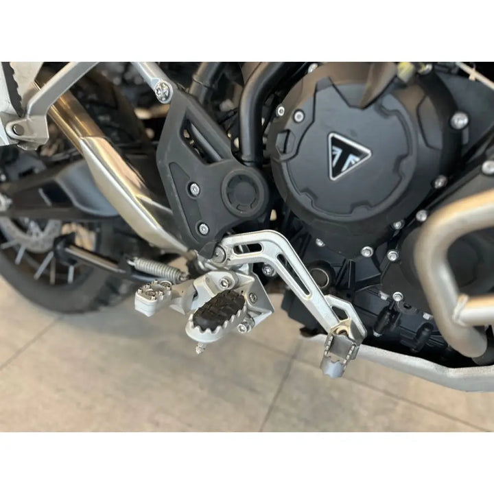TwinPegs Triumph 900 Rally Pro - Leks Motor as