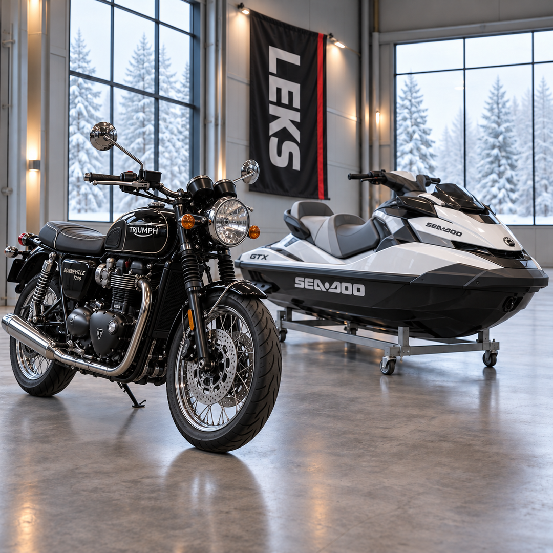 Illustrasjonsbilde av Triumph-motorsykkel og Sea-Doo i vinterlager med LEKS-flagg