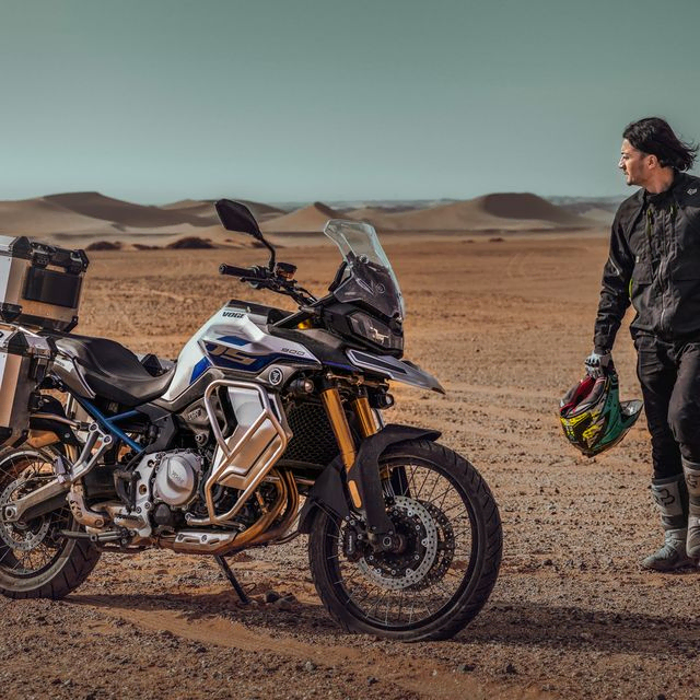 Man og motorsykkel i ørken